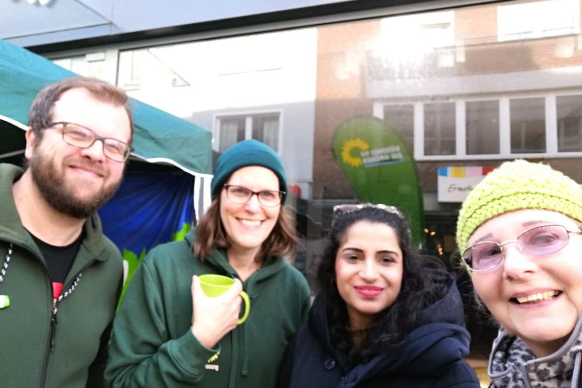 Schahina Gambir mit unserem Wahlkampfteam am Wahlstand