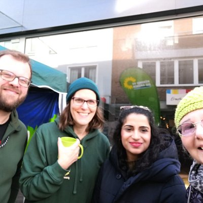 Schahina Gambir mit unserem Wahlkampfteam am Wahlstand