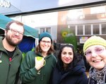 Schahina Gambir mit unserem Wahlkampfteam am Wahlstand