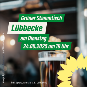 Im Hintergrund verschwommen ein Bistro im Vordergrund ein gefülltes Bierglas. Text: Grüner Stammtisch Lübbecke mit dem aktuellen Datum und Uhrzeit 19:00 Uhr