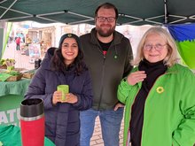 Schahina Gambir und zwei Grüne Wahlkämpfer an unserem Wahlkampfstand