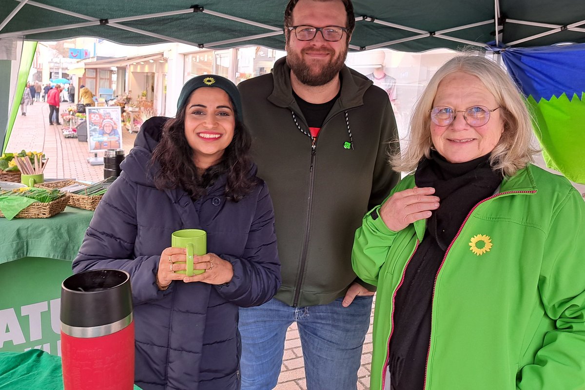 Schahina Gambir und zwei Grüne Wahlkämpfer an unserem Wahlkampfstand