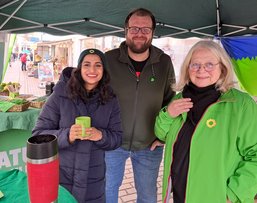 Schahina Gambir und zwei Grüne Wahlkämpfer an unserem Wahlkampfstand