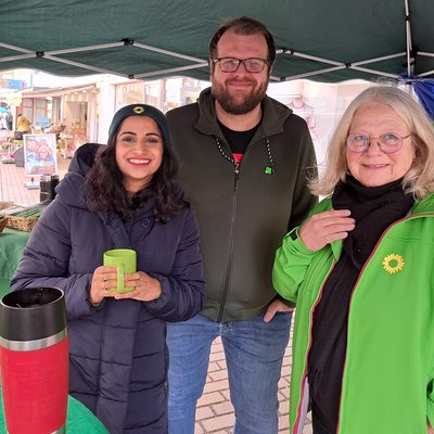 Schahina Gambir und zwei Grüne Wahlkämpfer an unserem Wahlkampfstand