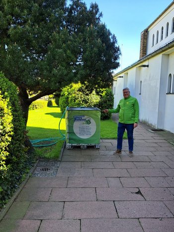 Der Wassercontainer neben der katholischen Kirche