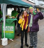 Zwei grüne Wahlkämpfer vor unserem Stand