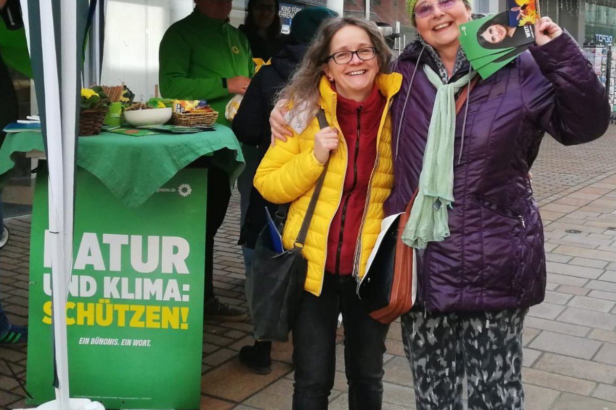 Zwei grüne Wahlkämpfer vor unserem Stand