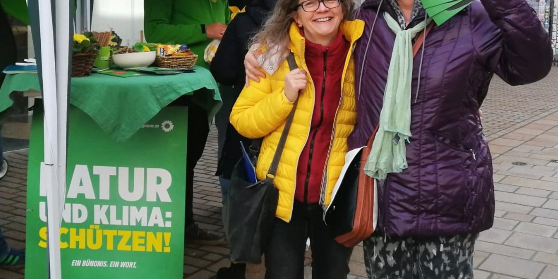Zwei grüne Wahlkämpfer vor unserem Stand
