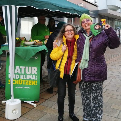 Zwei grüne Wahlkämpfer vor unserem Stand