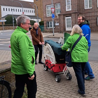 Wir transportieren unseren Wahlkampfstand im Bollerwagen in die Lange Str.