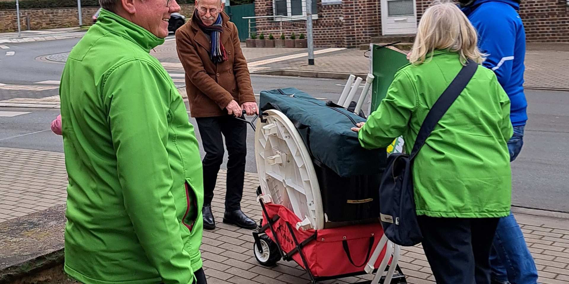 Wir transportieren unseren Wahlkampfstand im Bollerwagen in die Lange Str.