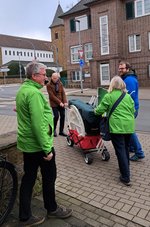 Wir transportieren unseren Wahlkampfstand im Bollerwagen in die Lange Str.