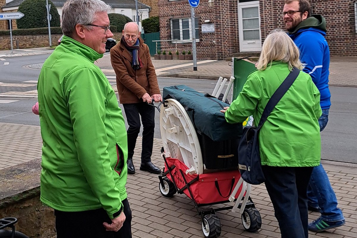 Wir transportieren unseren Wahlkampfstand im Bollerwagen in die Lange Str.
