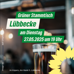 Ein Tisch mit mehreren Gläsern, das grüne Sonnenblumenlogo sowie der Text: " Grüner Stammtisch Lübbecke am Dienstag 28.1.2025 um 19 Uhr in der Kartoffelkiste