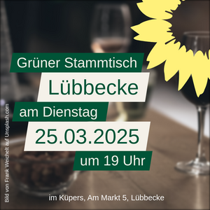 Ein Tisch mit mehreren Gläsern, das grüne Sonnenblumenlogo sowie der Text: " Grüner Stammtisch Lübbecke am Dienstag 28.1.2025 um 19 Uhr in der Kartoffelkiste