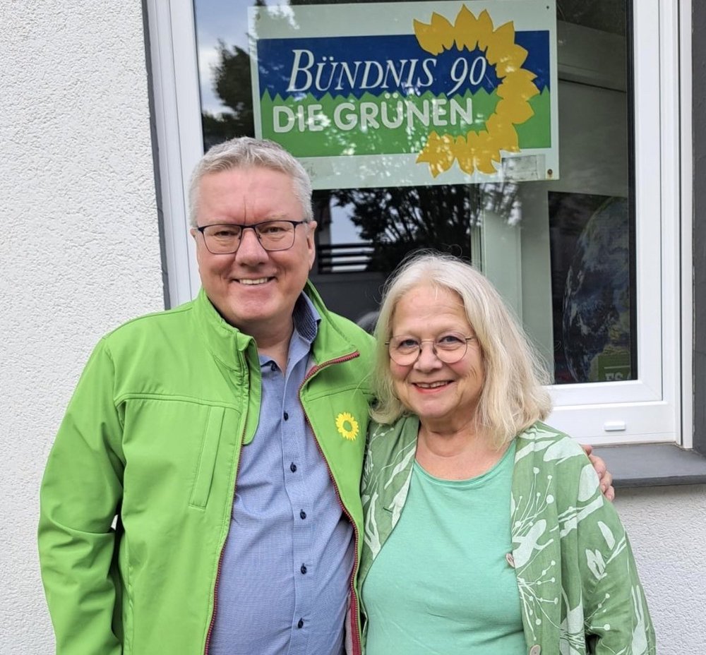 Frank Dobrileit und Christiane Brune-Wiemer vor dem Grünen Büro