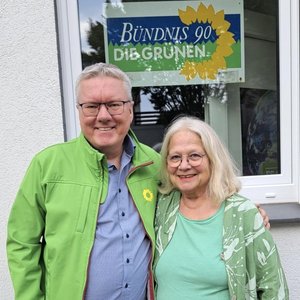 Frank Dobrileit und Christiane Brune-Wiemer vor dem Grünen Büro