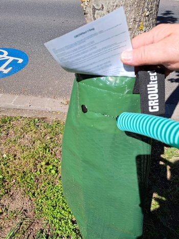 Öffnung unter dem Etikett des Bewässerungssacks