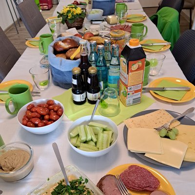 der gedeckte Frühstückstisch im grünen Büro