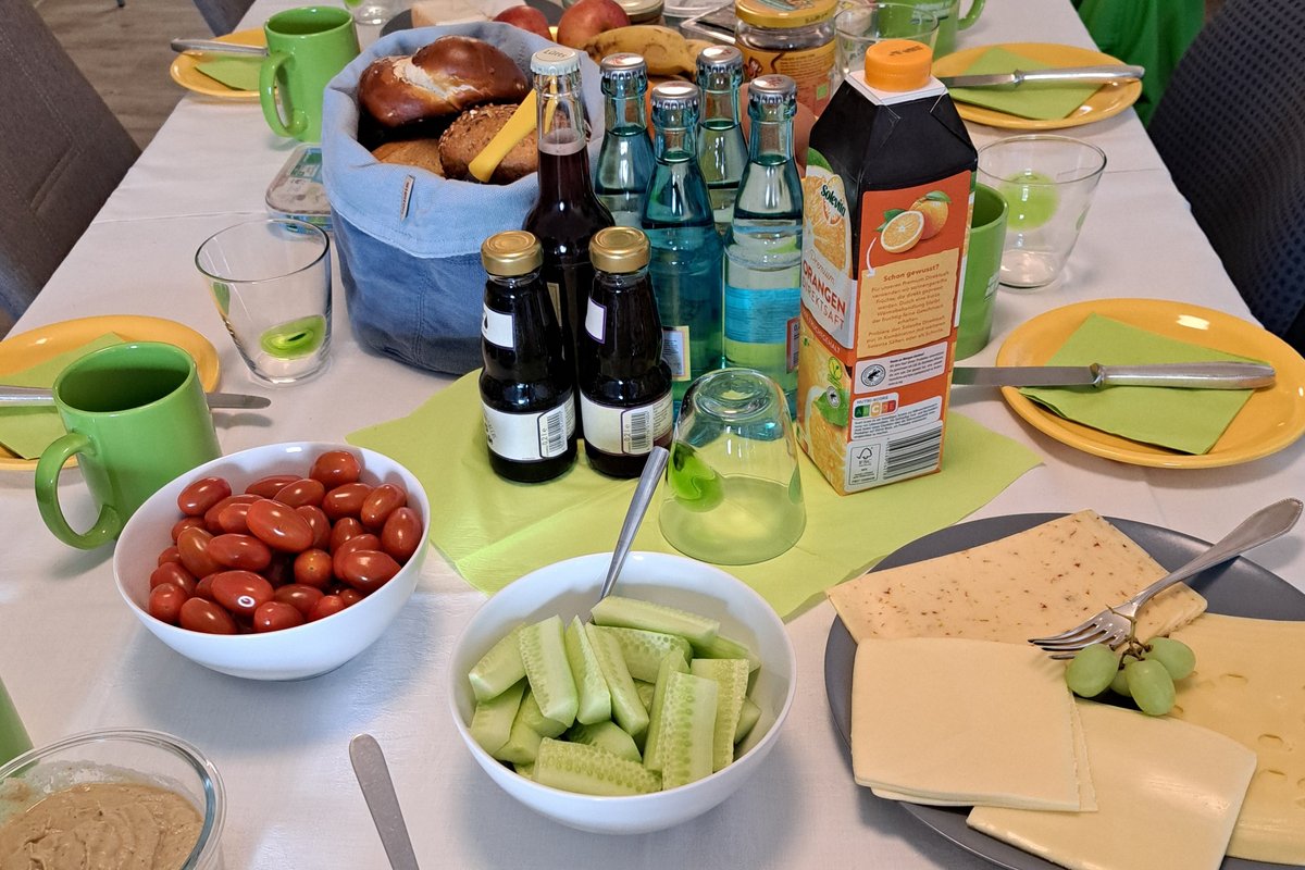 der gedeckte Frühstückstisch im grünen Büro