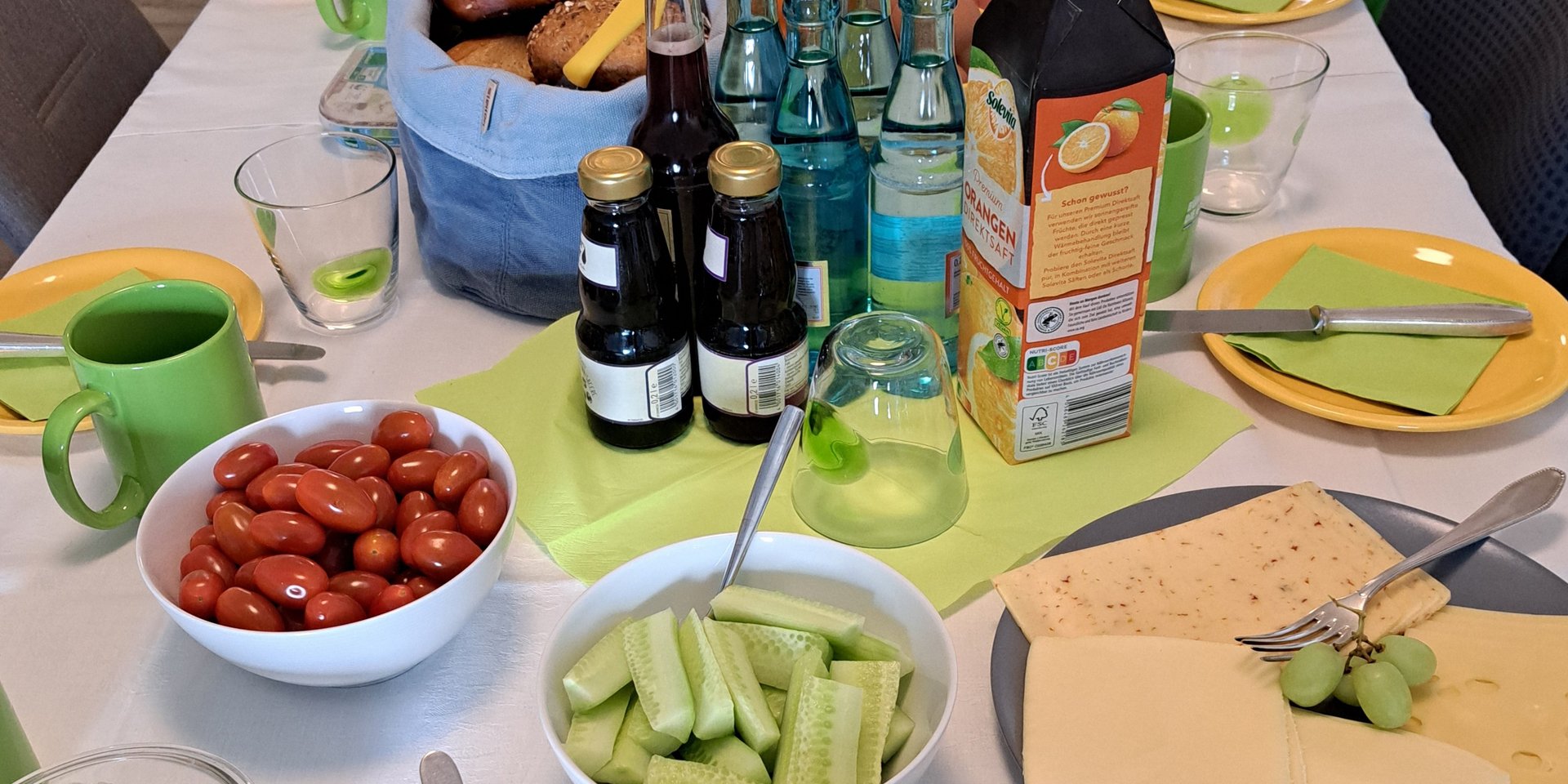 der gedeckte Frühstückstisch im grünen Büro