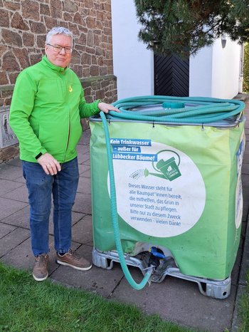 aufgerollter Schlauch auf Wassercontainer