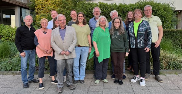 Gruppenbild von Mitgliedern des Ortsverbands Lübbecke vor dem Rathaus