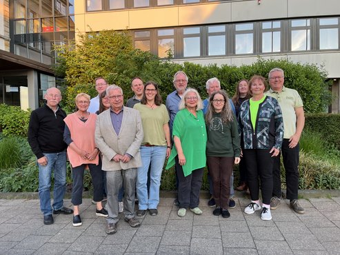 Gruppenbild von Mitgliedern des Ortsverbands Lübbecke vor dem Rathaus