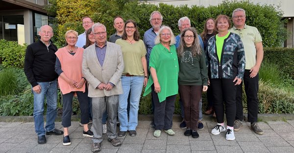Gruppenbild von Mitgliedern des Ortsverbands Lübbecke vor dem Rathaus