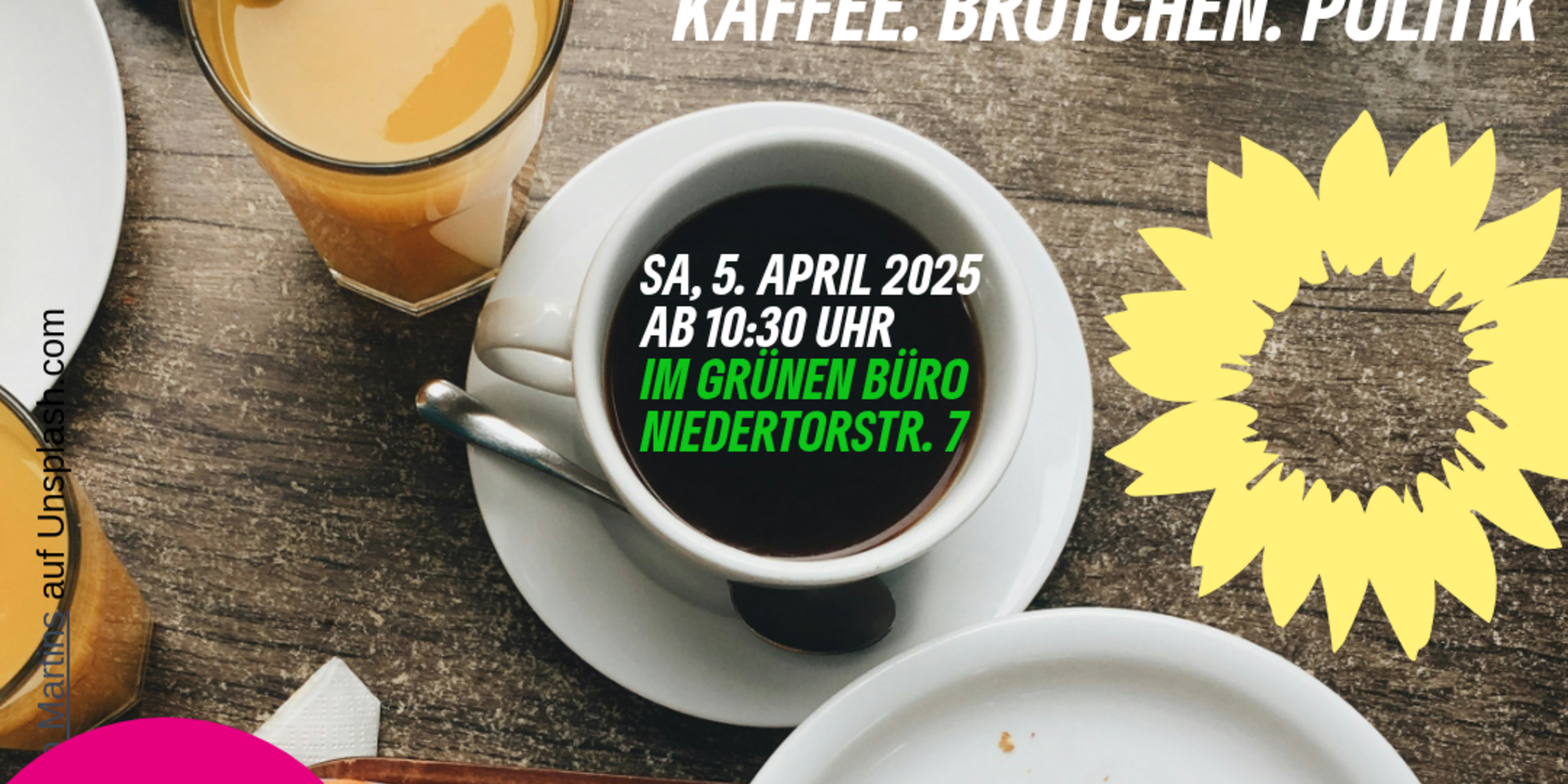 ein gedeckter Frühstückstisch mit dem Text Grünes Frühstück, Kaffee.Brötchen.Politik
