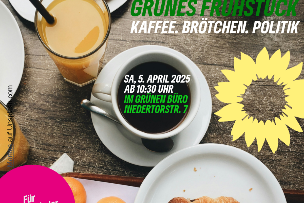 ein gedeckter Frühstückstisch mit dem Text Grünes Frühstück, Kaffee.Brötchen.Politik