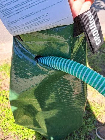 Öffnung zum Befüllen des Bewässerungsbeutels