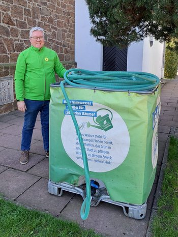 Wassercontainer mit Wasserschlauch