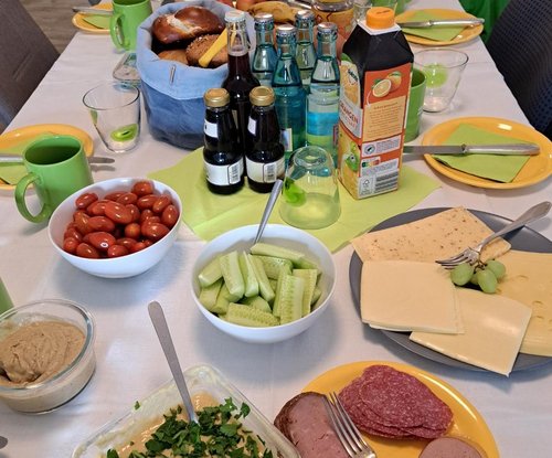 der gedeckte Frühstückstisch im grünen Büro