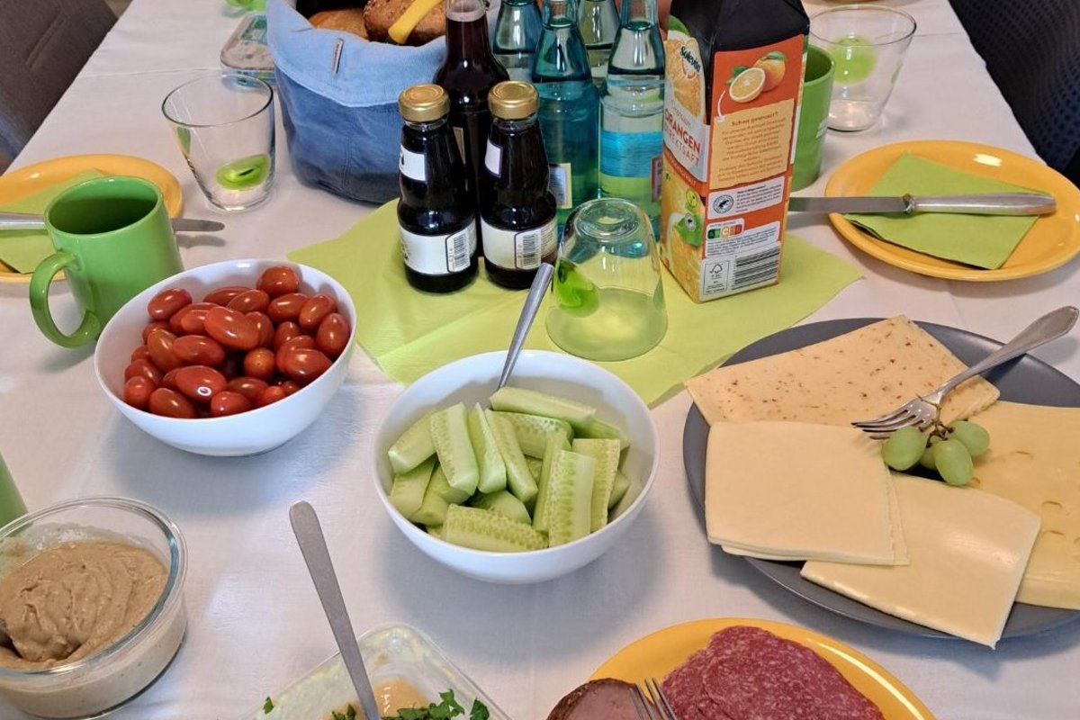 der gedeckte Frühstückstisch im grünen Büro