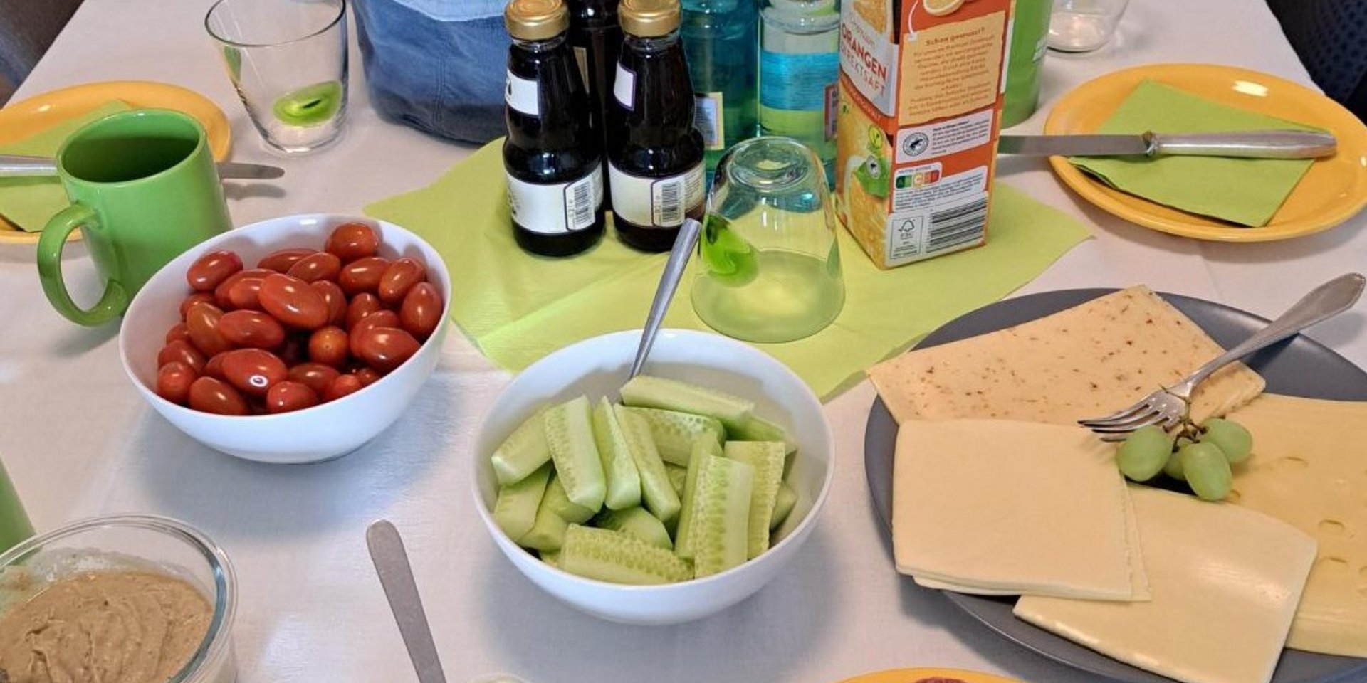 der gedeckte Frühstückstisch im grünen Büro