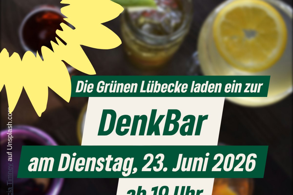 mehrere Gläser mit Getränken in Aufsicht, darüber die grüne Sonnenblume