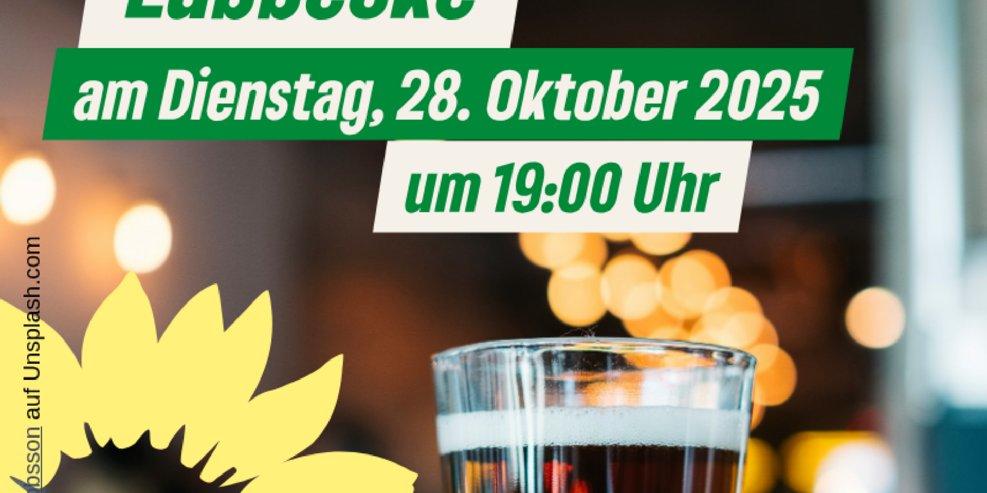 Im Hintergrund verschwommen ein Bistro im Vordergrund ein gefülltes Bierglas. Text: Grüner Stammtisch Lübbecke mit dem aktuellen Datum und Uhrzeit 19:00 Uhr