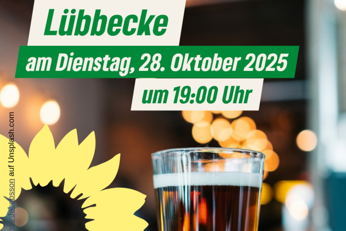 Grüner Stammtisch Im Hintergrund verschwommen ein Bistro im Vordergrund ein gefülltes Bierglas. Text: Grüner Stammtisch Lübbecke mit dem aktuellen Datum und Uhrzeit 19:00 Uhr