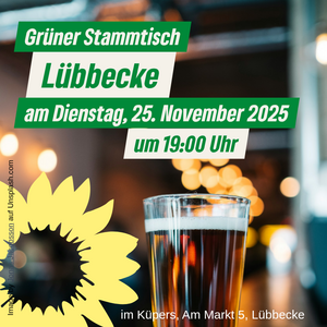 Ein Tisch mit mehreren Gläsern, das grüne Sonnenblumenlogo sowie der Text: " Grüner Stammtisch Lübbecke am Dienstag 28.1.2025 um 19 Uhr in der Kartoffelkiste