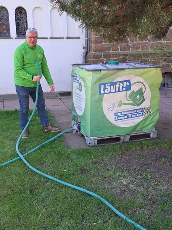 der Schlauch wird zurück zum Container gezogen